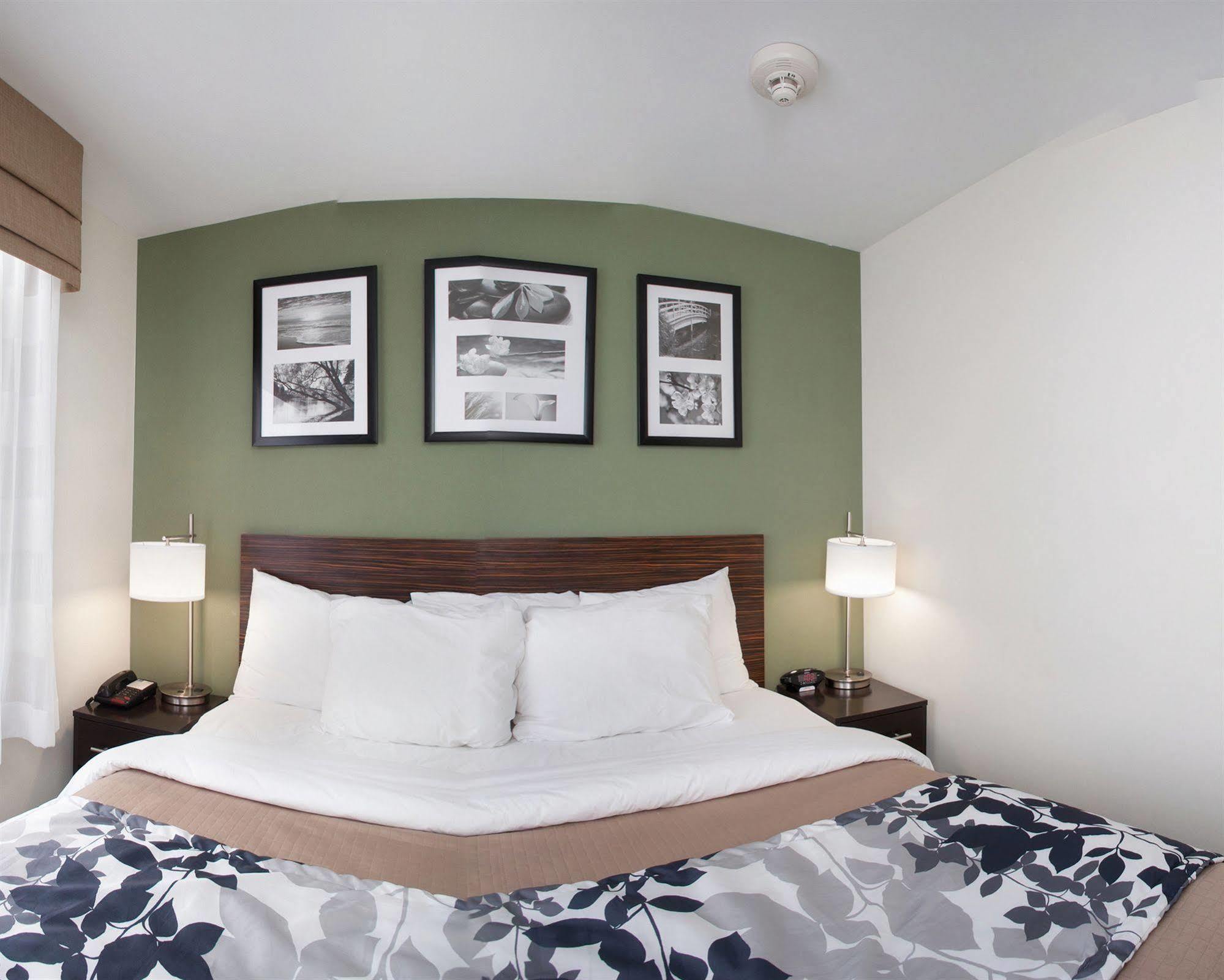 Days Inn By Wyndham Brooklyn Borough Park Νέα Υόρκη Εξωτερικό φωτογραφία