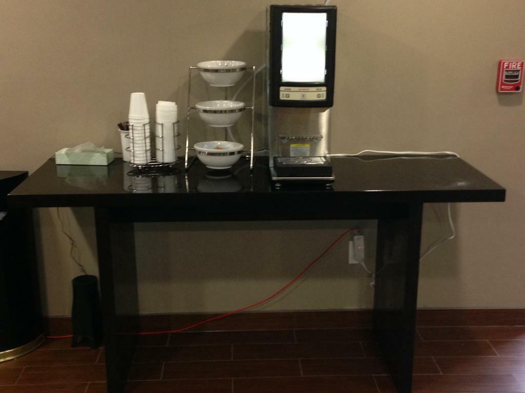 Days Inn By Wyndham Brooklyn Borough Park Νέα Υόρκη Εξωτερικό φωτογραφία